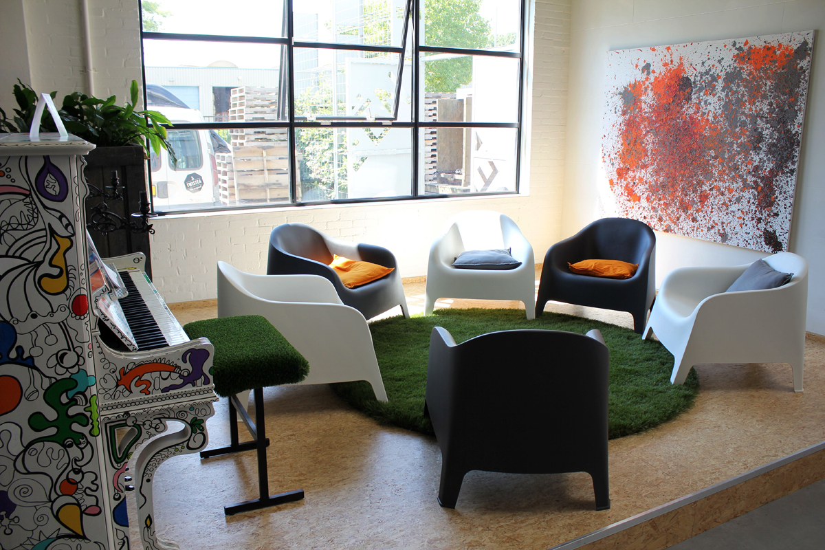 How To Use Synthetic Grass For Your Indoor Spaces?